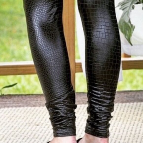 Textured  Croc  Leggings - Picture 3 of 11